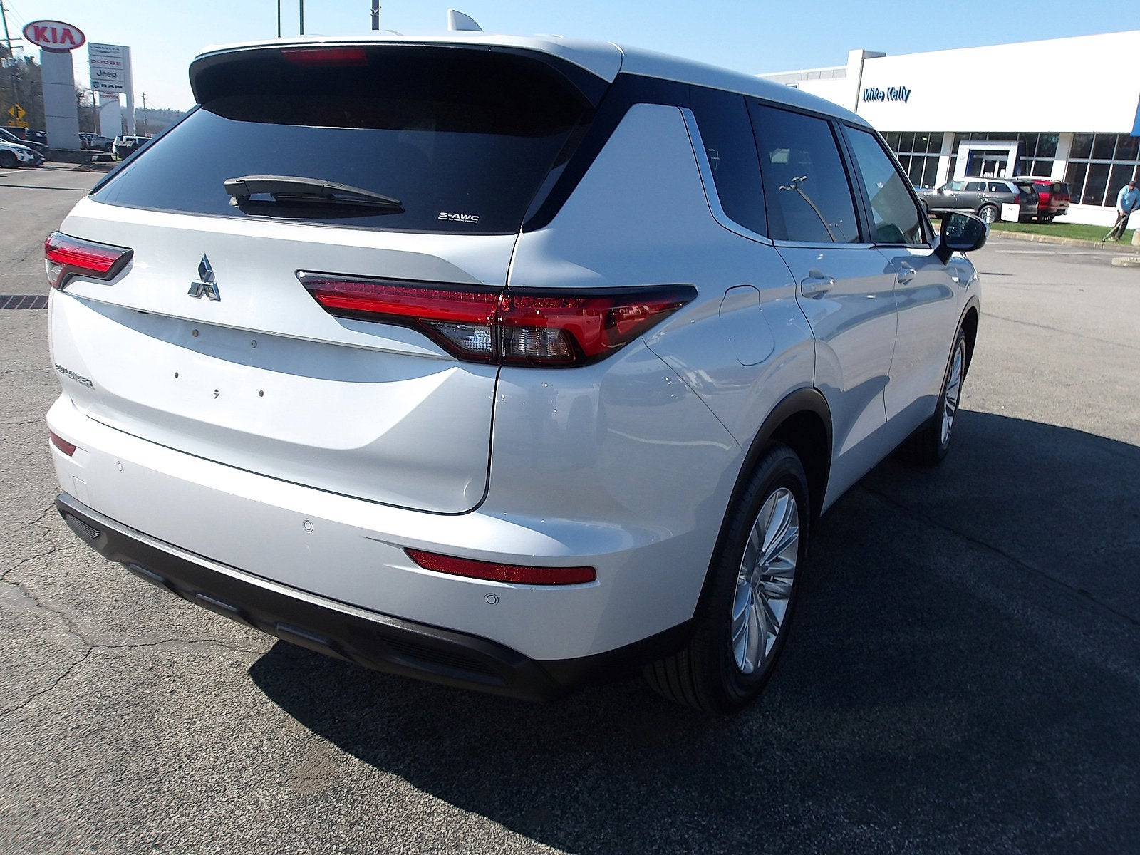 2024 Mitsubishi Outlander ES